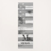 Rustic Schwarz-weiß grau Wood USA Flag Monogram Yogamatte (Vorderseite)