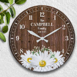 Rustic Shasta Daisy und Name der Holzfamilie Große Wanduhr<br><div class="desc">Spaß,  personalisiertes Design. Macht das perfekte Geschenk für ein Haus Erwärmung,  Hochzeit,  oder jeden Anlass!</div>