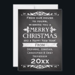 Rustic Slate Vintag Custom Christmas Gruß Feiertagskarte<br><div class="desc">Personalisieren Sie diese coole Urlaubskarte mit Ihrem Namen und Jahr. Rustikale und Vintage Schieferkarton Schwarz-Brett Weihnachtskarte ist ideal zum Feiern,  dunkelkohle graue und schwarze Hintergrund mit weißer Kreide aussehen Buchstaben und antike Dekoelemente.</div>