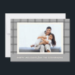 Rustic Soft Gray Kariertes Custom Foto Weihnachten<br><div class="desc">Dieses zeitlose Design zeichnet sich durch einen weichen, grauen karierten Rahmen rund um ein zentriertes Foto aus, mit "Happy Holidays" und einem anpassbaren Familiennamen unter dem einfachen weißen Text. Die neutrale Palette und das saubere Layout machen es zu einer vielseitigen Option für moderne, traditionelle oder minimalistische Urlaubsstile. Ideal für Familien,...</div>