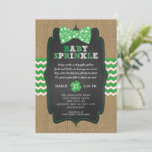 Rustic St Patrick's Day Bow Krawatte Baby Sprinkle Einladung (Stehend Vorderseite)