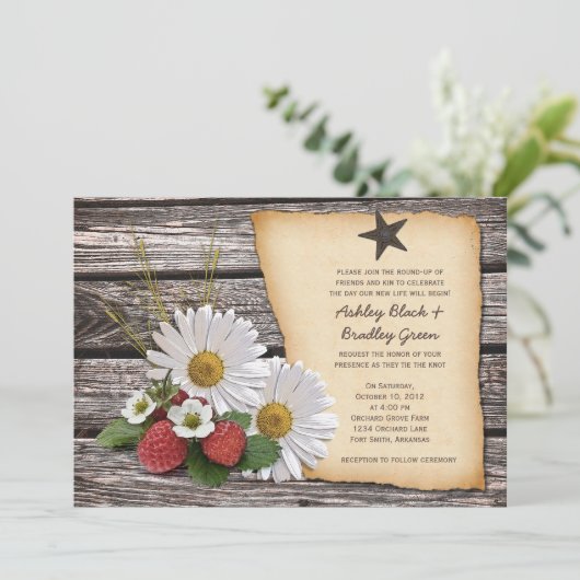 Rustic Strawberry Daisy Wedding Einladung (Stehend Vorderseite)