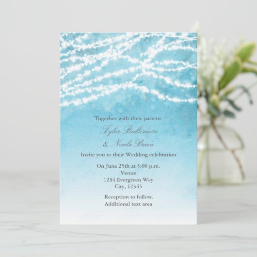 Rustic String Lights Blue Wedding Einladung (Stehend Vorderseite)