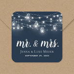 Rustic String Lights Mr. und Mrs. Wedding Monogram Quadratischer Aufkleber<br><div class="desc">Maßgeschneiderte, mit Mr. und Mrs. Monogram personalisierte Aufkleber und Hochzeitstag, perfekt für die Gastgeschenk Hochzeit Etiketten, Begrüßtaschen oder Umschlag Aufkleber mit Ihren Einladungen. Das Design ist mit leuchtenden Saitenlichtern und Maurerkirschen auf marineblau blauem Hintergrund gestaltet. Verwenden Sie die Designtools, um eine beliebige Hintergrundfarbe auszuwählen, die Schriftart und Farben zu ändern...</div>
