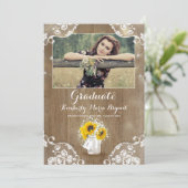 Rustic Sunflowers Mason Jar Foto Graduation Party Einladung (Stehend Vorderseite)