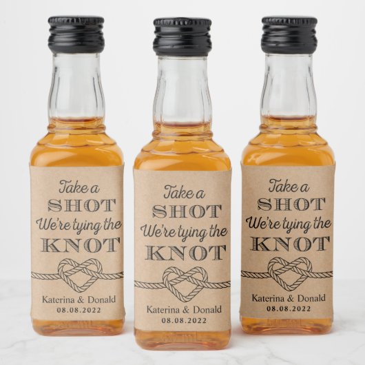  Rustic Take a Shot We Tied The Knot Wedding Kraft Alkoholflaschenetikett (Flaschen)