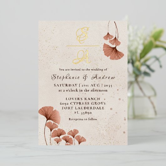 Rustic Terracotta & Real Gold Monogram Wedding Folieneinladung (Stehend vorne)
