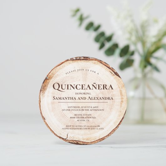 Rustic Twin Girls Quinceañera Wood Grain 15 Jahre Einladung (Stehend Vorderseite)