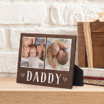 Rustic Two Foto Daddy Fotoplatte<br><div class="desc">Das zauberhafte Holzschild für den Vatertag,  Geburtstage oder neue Väter zeigt zwei Fotos nebeneinander auf einem rustikalen Hintergrund mit "Daddy" darunter.</div>