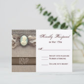 Rustic Vintag Cameo Brooch Burlap Wedding RSVP Karte (Stehend Vorderseite)