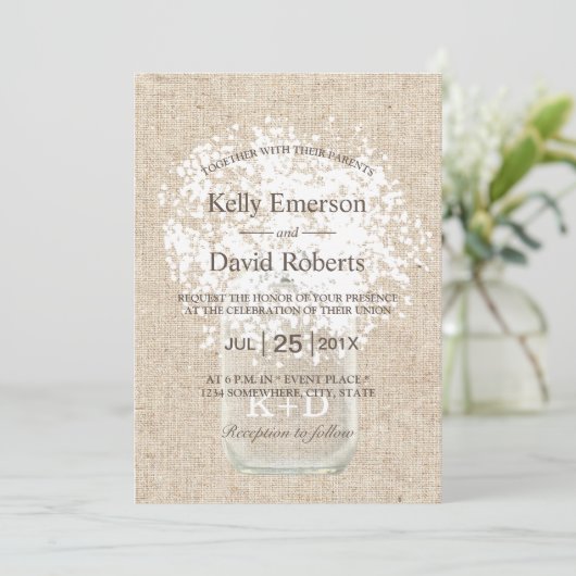 Rustic Wedding Gipskraut Mason Jar Einladung (Stehend Vorderseite)