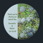 Rustic Wedding Pine Tree Berries Vielen Dank Magnet<br><div class="desc">Mit diesem runden Magneten mit einem Foto Frühlingskiefernbeeren bedanken Sie sich bei Ihren Hochzeitsgästen. Diese runden Beeren sind eine schöne, blau graue Farbe, die in Haufen entlang der grünen Kiefernäste wächst. Worte der Wertschätzung, die Namen der Braut und des Bräutigams und das Hochzeitdatum erscheinen auf einem passenden blauen Hintergrund und...</div>