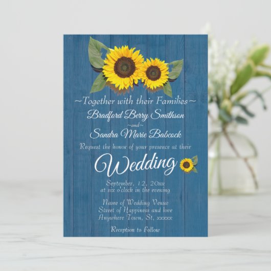 Rustic Wedding Sonnenblumen Blauer Wald Einladung (Stehend Vorderseite)