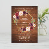 Rustic Wedding Wood Burgundy Blumenreath laden ein Einladung (Stehend Vorderseite)