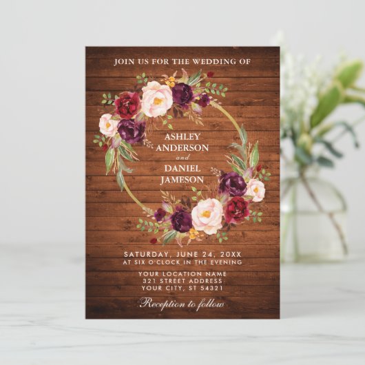 Rustic Wedding Wood Burgundy Blumenreath laden ein Einladung (Stehend Vorderseite)