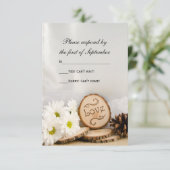 Rustic White Daisies Woodland Wedding RSVP Karte (Stehend Vorderseite)