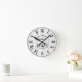 Rustic White Woodgrain Family Name Runde Wanduhr (Zuhause)