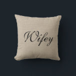 Rustic Wifey Mrs. Pillow Kissen<br><div class="desc">Dieses rustikale Kissen in Grabfarbe ist mit einem extravaganten Schriftzeichen geschmückt, in dem "Wifey" auf der Vorderseite und "Mrs." auf der Rückseite steht, was es perfekt macht für den süßen Tisch, das Sofa oder das Bett der Jungvermählten. Scroll runter, um zu sehen, die koordinierende Hubby / Mr. cushion.</div>