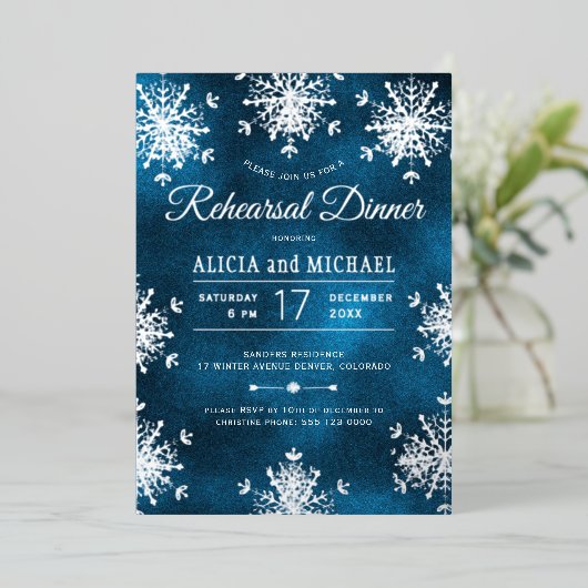 Rustic winter silver snowflakes rehearsal dinner folieneinladung (Stehend vorne)