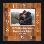 Rustic Wood 5 Year Anniversary Photo Quadratische Wanduhr<br><div class="desc">Rustic wood wall clock personalized with photo makes a perfect gift for 5 year anniversary. Personalize with couple name and year. The milestone 5th anniversary gift is traditionally wood related gifts.</div>