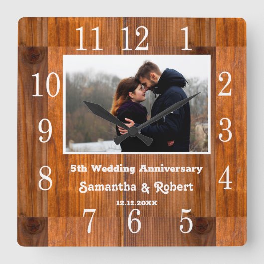 Rustic Wood 5 Year Anniversary Photo Quadratische Wanduhr (Vorderseite)
