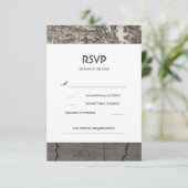 Rustic Wood Birch Barn Wedding RSVP Cards Karte (Stehend Vorderseite)