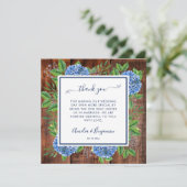 Rustic Wood Blue Hydrangeas Wedding Offizier Dankeskarte (Stehend Vorderseite)