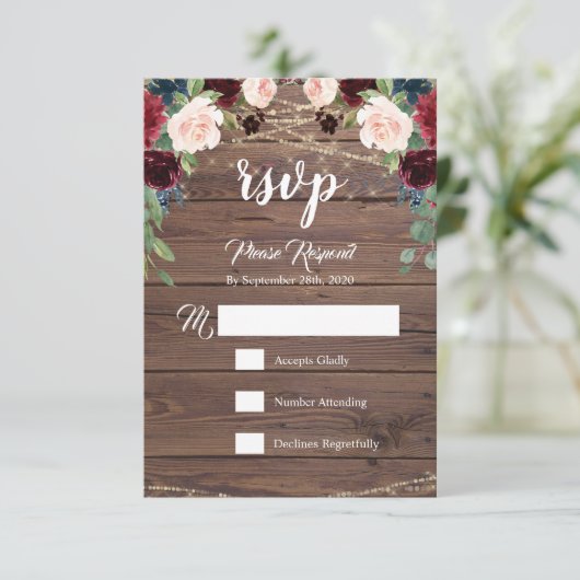 Rustic Wood Burgundy Blume RSVP-Karte RSVP Karte (Stehend Vorderseite)