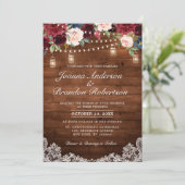 Rustic Wood Burgundy Floral Mason Jar Wedding Einladung (Stehend Vorderseite)