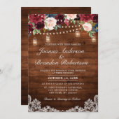 Rustic Wood Burgundy Floral Mason Jar Wedding Einladung (Vorne/Hinten)