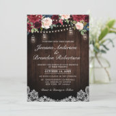 Rustic Wood Burgundy Floral Mason Jar Wedding Einladung (Stehend Vorderseite)