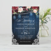 Rustic Wood Burgundy Floral Mason Jar Wedding Einladung (Stehend Vorderseite)