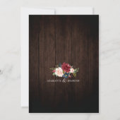 Rustic Wood Burgundy Floral Mason Jar Wedding Einladung (Rückseite)