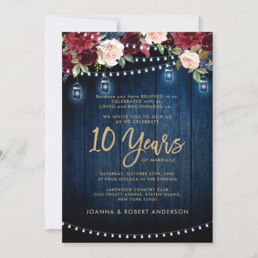 Rustic Wood Burgundy Floral Mason Jar Wedding Einladung (Vorderseite)