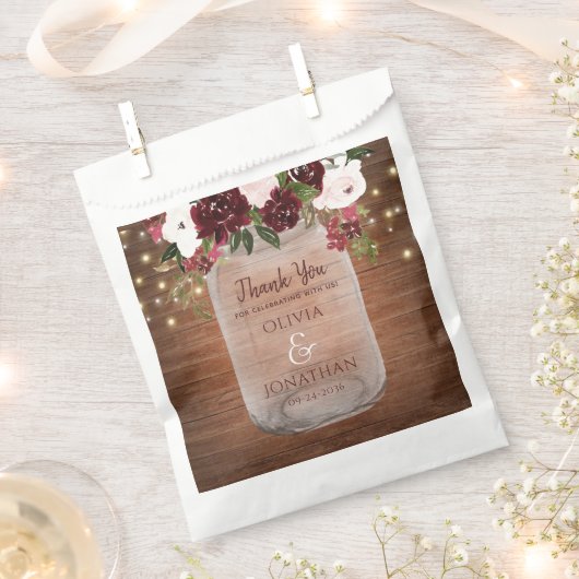 Rustic Wood Burgundy Floral Mason Jar Wedding Geschenktütchen (Ausgeschnitten)