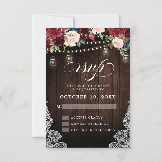 Rustic Wood Burgundy Floral Mason Jar Wedding RSVP Karte (Vorderseite)