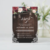 Rustic Wood Burgundy Floral Mason Jar Wedding RSVP Karte (Stehend Vorderseite)