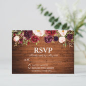 Rustic Wood Burgundy Floral Wedding RSVP Karte (Stehend Vorderseite)