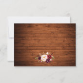Rustic Wood Burgundy Floral Wedding RSVP Karte (Rückseite)