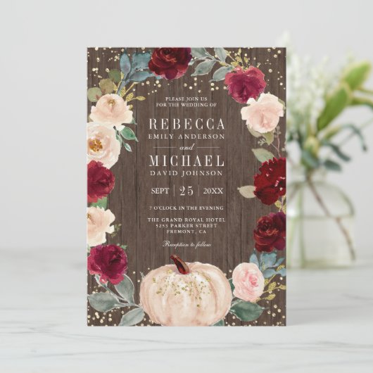 Rustic Wood Burgundy Peach Floral Pumpkin Wedding Einladung (Stehend Vorderseite)