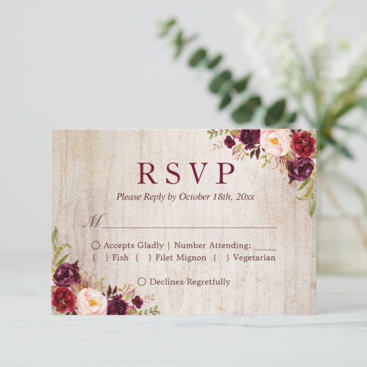 Rustic Wood Burgundy Red Floral Wedding RSVP (Stehend Vorderseite)