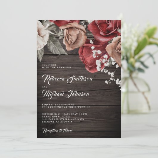 Rustic Wood Burgundy Rose QR Code Wedding Einladung (Stehend Vorderseite)