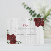 Rustic Wood Burgundy Rose Romantic Wedding RSVP Karte (Stehend Vorderseite)