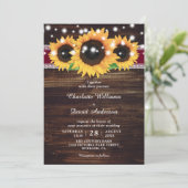 Rustic Wood Burlap Sonnenblume Burgundy Wedding Einladung (Stehend Vorderseite)