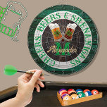 Rustic Wood Cheers Beers Shenanigans Dartscheibe<br><div class="desc">Dartboards: Biere und Shenanigans Bierstein Tasse mit 4-Blatt Kleeblatt Kleeblatt. Dieses Irish Beer Drinking Design ist genau das Richtige für Ihren Anlass und macht das perfekte personalisierte Geschenk. Es eignet sich hervorragend für Hochzeiten im Abschluss, Partys, Wiedersehen und einfach nur für den Alltag. Unsere einfach zu bedienende Vorlage macht das...</div>