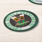 Rustic Wood Cheers Beers Shenanigans Runder Pappuntersetzer (Angewinkelt)