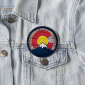Rustic wood Colorado flag mountains pin button (Beispiel)