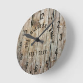Rustic Wood Custom Family Name Farmhouse Runde Wanduhr (Winkel)