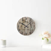 Rustic Wood Custom Family Name Farmhouse Runde Wanduhr (Zuhause)
