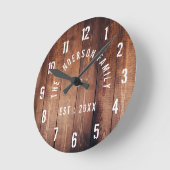 Rustic Wood Custom Family Name Farmhouse Runde Wanduhr (Winkel)